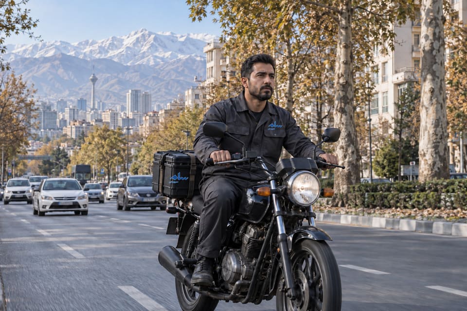 سرویس‌کار سام سرویس با موتورسیکلت در خیابانی در تهران با منظره البرز