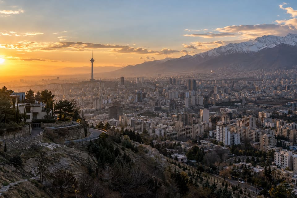 نمای تهران با برج میلاد و رشته‌کوه البرز